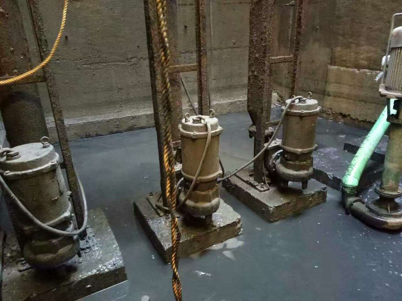 七叉镇污水池清理