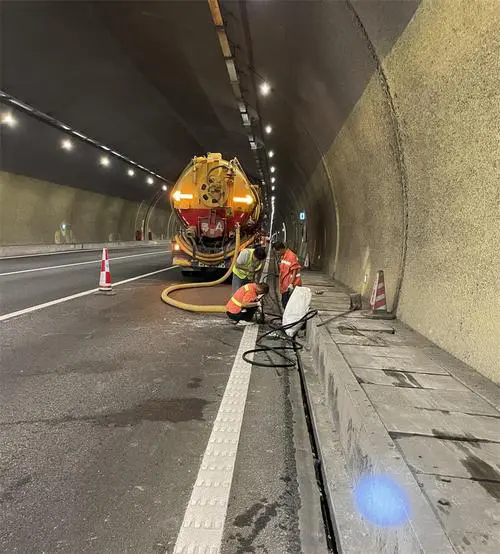 七叉镇隧道排水渠清淤